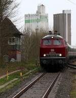 DB 218 373/838 und 218 322 mit IC 2375 Einfahrt Husu 13.04.2025