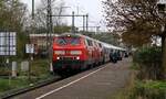 DB 218 379-6 + 322-6 warten mit dem IC 2311/2313 auf Ausfahrt. Husum 20.04.2025