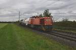 Chemieindustrie MAK 1206 mit zwei Kesselwagen gen Dormagen bei Kaarst vorbeigefahren. 25.9.2025