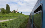 Blick aus dem Zug mit 218 256. Das Kloster Birnau ist ein markanter Punkt am berlinger See und wird hufig als Hintergrund fr allerlei Bahnbilder an der Grtelbahn genutzt. Juli 2024.
