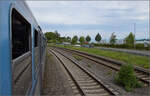 Blick aus dem Zug mit 218 256. Im Hauptbahnhof berlingen, heute berlingen Therme, war einem einst der Blick auf den See weitgehend verwehrt. Fr die Landesgartenschau 2021 wurden eine besonders schne Alle einfach abgesgt. Die Brgermeisterin und die Gartenbauer standen in harter Kritik deswegen. Die Brgermeisterin wurde auch abgesgt, aber ihre Kettensgeaktion an den groen Kastanien kann man nicht rckgngig machen. Auf diesen langweiligen Seeblick htte man gerne verzichtet. Juli 2024.