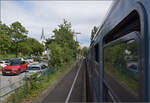 Blick aus dem Zug mit 218 256. Sipplingen mit der prominenten Kirche St. Martin. Juli 2024.