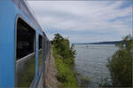 Blick aus dem Zug mit 218 256. Entlang des Sees zwischen Ludwigshafen und Sipplingen. Man beachte den hohen Wasserstand. Juli 2024.