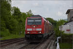 Abschiedfahrten von 52 7596.

245 006 pfeffert mit 3 Dostos durch die Fotografenriege. Lauchringen, Mai 2025.