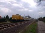 Da kommt die 203 310 - 8 mit einen Arbeitszug der DB Netzinstandhaltung aus Richtung Burg in Richtung Brandenburg .