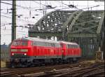 218 813 und 833 als Lz bei der Durchfahrt von Kln Hbf, hier hinter der Hohenzollern Brcke 28.6.2009