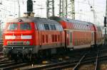 Die 218 415-8 mit einem Regionalexpress beim Verlassen des Frankfurter Hauptbahnhofs am 22.09.2009. Aufgenommen vom Bahnsteig 13.
