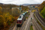 Die „Ludmilla“ in der DR-Farbgebung „bordeauxrot“ 232 088-5 (92 80 1232 088-5 D-SLRS) der SRS - Salzland Rail Service GmbH (Bernburg/Saale) rangiert am 09 November 2025 im Rbf Betzdorf/Sieg einige Schotter- und Res-Wagen. Rech ...