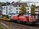 Die an die HERING Bahnbau GmbH (Burbach) 261 005-3 „Molly“ (92 80 1261 005-3 D-NRAIL), eine Voith Gravita 10 BB der der northrail GmbH (Kiel), hat am 29 September 2025 einen Bauzug der HERING Bahnbau, vom Rbf Betzdorf/Sieg durch den Bahnhof und steht nun zur Abfahrt in Richtung Köln bereit.

Die Voith Gravita 10 BB wurde 2010 der Voith Turbo Lokomotivtechnik GmbH & Co. KG in Kiel unter der Fabriknummer L04-10056 gebaut. Ursprünglich war sie durch DB Schenker Rail Deutschland AG als 260 005-4 bestellt, daher hat sie auch die verkehrsrote Farbgebung. Sie wurde aber an die northrail GmbH  260 505-3  geliefert, bekam aber die UIC/NVR-Nummer: 92 80 1261 005-3 D-NTS, ab März 2011 wurde sie auch von northrail als 261 005-3 bezeichnet. Interessant ist auch das die Voith Gravita 10 BB vom Juli 2010 bis April 2011 an DB Schenker Rail Deutschland AG (heute DB Cargo) vermietet war. 

Die ersten Loks hatten einen wassergekühlten MTU 90°-V8-Zylinder-Viertakt-Dieselmotor mit Common-Rail-Einspritzung, Abgasturbolader und Ladeluftkühlung vom Typ 8V 4000 R41 mit einer Leistung von 1.000 kW (1.359 PS) bei 1.800 U/min verbaut. Spätere Loks erhielten dann den weiterentwickelten Dieselmotor der Variante R43, die die ab dem 1.1.2008 gültigen Abgasgrenzwerte der Stufe IIIA der EU-Vorordnung 2004/26/EG erfüllten. Vermutlich war die auch der Grund das die DB Schenker Rail erst Loks ab der Fabriknummer L04-10062 erhielt.

Konstruktive Merkmale:
Die Voith Gravita ist eine dieselhydraulische Lokomotive mit Mittelführerhaus. Auf einem selbsttragenden Rahmen sind die Aufbauten angeordnet. Im längeren Vorbau befinden sich Motor und Getriebe, im kürzeren Vorbau die Elektrik sowie das Druckluftsystem mit Luftpresser und Steuerventil der Bremse. Das Führerhaus nimmt die ganze Breite ein, während sich an den Vorbauten beidseitig ein Seitenumlauf befindet, über den auch der Zugang in das Führerhaus erfolgt. Die Türen sind in Fahrtrichtung jeweils links angeordnet.

An den Stirnseiten befinden sich zylindrische Deformationselemente zwischen Puffer und Stirnträger. Der Rahmen ruht mittels Flexicoil-Federpaaren auf den Drehgestellen. Über tiefangelenkte Zug-Druck-Stangen werden die Zug- und Bremskräfte übertragen. Die DB-Loks haben hohlgebohrte Achswellen und Monoblockräder.

TECHNISCHE DATEN:
Spurweite: 1.435 mm (Normalspur)
Achsfolge: B´B´
Länge über Puffer: 15.720 mm
Motor: MTU 8V 4000 R43
Leistung: 1.000 KW / 1.360 PS bei 1.800 U/min 
Getriebe: Voith, Typ L 4r4 zseU2
Höchstgeschwindigkeit: 100 km/h Streckengang, 50 km/h Rangiergang
Dienstgewicht: 80,0 t
Befahrbarer Bogenradius: R 80 m

TECHNISCHE DATEN:
Baujahre: 2008 bis 2013
Gebaute Anzahl: 129
Spurweite: 1.435 mm (Normalspur)
Achsfolge: B'B'
Länge über Puffer: 15.720 mm 
Drehzapfenabstand: 7.060 mm
Achsabstand im Drehgestell: 2.400 mm
größte Breite: 3.025 mm
kleinster bef. Gleisbogen: 80 m 
Dienstgewicht: 80t
Höchstgeschwindigkeit: 100 km/h Streckengang / 50 km/h Rangiergang 
kleinste Dauergeschwindigkeit: 6 km/h
Anfahrzugkraft: 259 kN (im Rangiergang)
Tankvolumen (Kraftstoffvorrat): 3.000 l

Motorhauptdaten (Quelle: MTU):
Motorbauart: MTU 8-Zylinder-Diesel-V-Motor 90° mit Common-
Rail-Einspritzsystem, Turbolader und Ladeluftkühlung
Motortyp: 8V 4000 R43 (gilt für alle der DB BR 261, andere 8V 4000 R41 wie diese)
Nennleistung: 1.000 kW / 1.341 PS bei 1.800 U/min
Hubraum: 38,2 l (Bohrung Ø170 x 210 mm Hub)
Kraftstoffverbrauch bei Nennleistung: 248,2 l/h
Abgas-Emission: EU Nonroad Richtlinie 97/68 EG, Stufe IIIA konform / UIC Kodex 624V, Stufe III 
Länge: 2.000 mm
Breite: 1.565 mm
Höhe: 2.015 mm
Gewicht (trocken): 5.250 kg

Getriebe und Leistungsübertragung:
Hydrodynamisches-Voith-Getriebe vom Typ L 4r4 zseU2
Die Typenbezeichnung bedeutet: L = Lok, 4 = Größe, r = Reversierbarkeit, 4 = vier Wandler, z = verstärkte Ausführung, s = mechanisches Stufengetriebe, e = elektronische Steuerung, U2 = Abtriebsbauart.

Das Vierwandler-Turbowendegetriebe ist über eine hochelastische Kupplung mit der Abtriebswelle des Dieselmotors verbunden, um die Übertragung von Schwingungen zu vermindern. Es ist ein nach dem Erfinder benannte Küsel-Kupplung. Das Getriebe hat für jede Fahrtrichtung zwei Wandler, also je einen Anfahrwandler und einen Marschwandler, die je nach Betriebssituation gefüllt oder geleert werden. Eine Zugkraftunterbrechung beim Umschalten von einem Wandler zum anderen erfolgt nicht. Ein Schaltgetriebe zum Wechsel der Fahrtrichtung ist durch diese Funktionsweise nicht vorhanden. Vorteil dieser Lösung ist ein schneller Richtungswechsel ohne mechanischen Schaltvorgang, was gerade bei Rangierlokomotiven mit häufigen Fahrtrichtungswechseln von Nutzen ist. Das Getriebe ist in der Lage, die Lok hydrodynamisch abzubremsen, wobei je nach Fahrtrichtung der Wandler für die Gegenrichtung gefüllt wird.

Die Leistungsübertragung auf die Achsgetriebe erfolgt dann über Gelenkwellen.

Quellen: Voith, MTU, northrail, HERING Bahnbau, Lok-aus-Kiel.de, Anschriften und Wikipedia 
Stand/Überarbeitung: September 2025
