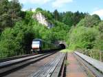 Der ER 20 008 fhrt mit dem IGE-Sonderzug hier bei dem 3 Tunnelblick durch Velden bei Hersbruck.
