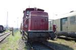 wieder als V 60 860 umgezeichnet und den damaligen typischen Signal-Warnstreifen in schwarz-gelb, hier von der Motoseite aus fotografiert, Museum in Nrdlingen April 2009