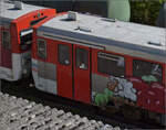 4. Nrdlinger Eisenbahnfest.

VT2 35 und VT2 42 der AKN sind in Nrdlingen gelandet. Einen hat die Sachbeschdigung durch Graffiti leider erwischt. Das Bild soll die Straftat keinesfalls verherrlichen, aber es ist im Gegensatz zu fast allem sonstigen Graffiti-Schwachsinn in Teilen mal nett anzusehen. Nrdlingen, Juni 2025.