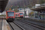 RS1-Paradies Horb.

650 308 nach Tübingen steht auf dem Gäubahngleis parat, während in Gegenrichtung nach Pforzheim 650 015 einfährt. Horb, November 2025.