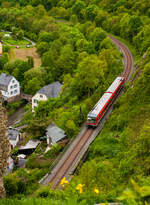 Blick von der über Monreal gelegenen Ruine Löwenburg, auf die Eifelquerbahn (KBS 478), der Dieseltriebzug 628 305 / 629 305 der DB Regio hat am 19 Mai 2013 gerade den 185 Meter langen Monreal‑Tunnel unterhalb der Löwenburg verlassen und fährt als damaliger RB 92 (Pellenz-Eifel-Bahn) die Verbindung Andernach – Mayen – Kaisersesch (heute seit Dez. 2014 RB 38  Lahn-Eifel-Bahn ).

Der Triebzug besteht aus zwei angetriebenen Triebwagen, was für solche steigungsreiche Strecken (wie diese) von Vorteil ist. An den verrußten Dachpartien kann man auch gut erkennen das beide einen Motor haben. 

Der 628 305 (95 80 0628 305-4 D-DB) wurde 1987 von der LHB - Linke-Hofmann-Busch GmbH in Salzgitter-Watenstedt unter der Fabriknummer 009-1 gebaut und mit dem Steuerwagen 928 305 an die Deutsche Bundesbahn geliefert. Im Jahr 2008 wurde der Steuerwagen entfernt und er wurde mit dem Triebwagen ex 628 293 (95 80 0628 263-5 D-DB), dieser wurde auch 1987 von LHB unter Fabriknummer 026-1 gebaut. Bei einem der Triebwagen wurden nachträglich ein 1.-Klasse-Abteil mit Glastrennwand eingebaut (was sich zuvor im Steuerwagen befand) und die zweite Toilette entfernt. Nach diesem Umbau erhielt der TW 628 293 dann die neue Bezeichnung 629 305 (95 80 0629 305-3 D-DB). Die beiden Steuerwagen wurden 2012 der Theo Steil GmbH Schrott- und Metallgroßhandel Steil in Trier-Ehrang zerlegt. 

Der Triebzug 628 305 / 629 305 wurde 2025 nach Rumänien an die Regio Călători S.R.L. (Brașov), hier trägt er nun die NVR-Nummern 95 80 0628 305-4 D-RCBV / 95 80 0629 305-3 D-RCBV und darf dort wohl noch einige Jahre weiterfahren. 

Konstruktion und Ausstattung
Wagenkasten:
Jeder der beiden Wagenteile ruht auf zwei zweiachsigen Drehgestellen. Diese haben einen torsionselastischen Rahmen. Die Primärfederung zwischen Radsatzlager und Drehgestellrahmen erfolgt über Gummifedern, die Sekundärfederung zwischen Drehgestell und Wagenkasten mittels Luftfederbalg und Luftfederungsventil zur Niveauregulierung. Bei defekter Luftfeder ruht der Wagenkasten auf einer integrierten, elastischen Notabstützung und kann so noch mit maximal 70 km/h bewegt werden. Die Übertragung der Kräfte erfolgt über Zug-Druck-Stangen, die seitliche Führung über Gummipuffer mit parallelen Querdämpfern.

Der Wagenkasten entstand aus leichten Walzprofilen und Leichtstahl-Blechprofilen (St 37 und St 52). Ab dem 628.2 sind zur Korrosionsvorsorge Einstiegskästen und Seitenwand in rostfreiem Chromtitanstahl (1.4512), das Dach in rostfreiem Chromnickelstahl (1.4301) ausgeführt. Besonderes Augenmerk galt der Wärme- und Schalldämmung, dazu wurden Zweikomponenten- und Bitumen-Entdröhnung sowie Wellfolienpakete und im Fußbodenbereich eine Holz-Kunststoff-Holz-Schichtung verwendet. Die Fenster bestehen aus Isolierglas. Der Wagenübergang am Kurzkuppelende besitzt einen Wellenbalg. 

Antrieb:
Um die Kosten gegenüber vergleichbaren Fahrzeugen zu senken, kamen in den Fahrzeugen verschiedene Dieselmotoren zum Einbau, die auch im LKW- und Omnibus-Bau sowie für Schiffsantriebe und Stromaggregate verwendet wurden.

Für den 628.2(3) verwendet man den wassergekühlten V12-Zylinder-4Takt-Dieselmotor mit Direkteinspritzung, Turboaufladung und Ladeluftkühlung (Zylinderanordnung 90°) vom Typ MTU 12V 183 TD 11 der Motoren- und Turbinen-Union, Friedrichshafen, als Basis diente der Mercedes-Benz OM 444 A. Der Motor mit einem Hubraum vom 21,96 Liter (Bohrung Ø 128 mm × 142 mm Hub) hat eine Leistung von 410 kW. 

Die Motorleistung gelangt zu einem hydraulischen Getriebe, welches über zwei Wandler und eine Kupplung verfügt. Dieselmotor und Getriebe sind elastisch unter dem Rahmen aufgehängt. Über Gelenkwellen und Radsatzgetriebe wird jeweils das beim unter dem Führerstand gelegene Drehgestell der Triebwagen angetrieben (Achsfolge B’2’+2’B’). Im hydraulischen Getriebe integriert ist ein im Stillstand pneumatisch schaltbares Wendegetriebe zum Fahrtrichtungswechsel. Eine Verdreheinrichtung ermöglicht die selbsttätige Aufhebung einer Schaltblockade. Der Kühlerlüfter für die Wasserkühlung ist hydrostatisch angetrieben und befindet sich seitlich unter dem Fahrzeugrahmen.

Der Antrieb des 628 zeichnet sich insgesamt durch einen recht geringen Kraftstoffverbrauch aus, was sicherlich auch am geringen Gewicht des Fahrzeugs und der fehlenden Klimaanlage liegt. Im Leerlauf liegt der Verbrauch eines 628.4 bei ca. 5 Litern Dieselkraftstoff pro Stunde. Bei einem durchschnittlichen Betriebsprogramm werden pro Kilometer etwa 0,8 Liter verbraucht. Der konkrete Wert unterscheidet sich aber stark je nach Betriebsprogramm.

TECHNISCHE DATEN:
Spurweite: 1.435 mm (Normalspur)
Achsformel: B’2’+2’B’
Gattungszeichen: BD / ABD 
Leistung: 2 x 410 kW (560 PS) = 820 kW (1.120 PS)
Motor: wassergekühlter V12-Zylinder Daimler-Benz Unterflur-Dieselmotor vom Typ DB OM 444 A bzw. MTU 12V 183 TD 11
Höchstgeschwindigkeit: 120 km/h
Leistungsübertragung: dieselhydraulisch
Eigengewicht: 86
Länge über Puffer: 45.400 mm
Drehzapfenabstände: 15.100 mm / 6.700 mm / 15.100 mm
Achsabstand im Drehgestell: 1.900 mm
Fußbodenhöhe über SO: 1.210 mm
Trieb- und Laufraddurchmesser :	770 mm
kleinster befahrbarer Gleisbogenhalbmesser: R 125 m
