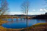 Ein LINT 27 der DreiLänderBahn (DB Redio NRW) überquert am 02 Februar 2014, als Regionalbahn RB 92 'Biggesee-Express' (Olpe – Finnentrop), den Biggesee auf der Doppelstockbrücke Listertal.

Die Doppelstockbrücke Listertal  ...