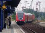 Der RE2 nach Rathenow schlngelte sich am 28.Juni 2008 in den Bahnhof von Lbbenau/Spreewald. Seine Fahrt bekann in Cottbus.