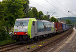 Die BLS Cargo 502, Re 486 502-8/E 486 502 SF  The Alpinists in Europa  (91 85 4486 502-8CH-BLSC) fhrt am 07 Juli 2025 mit einem HUPAC KLV-Zug durch Kirchen (Sieg) in Richtung Kln.

Nochmals einen lieben Gru an den netten Lokfhrer zurck.

Die TRAXX F140 MS wurde 2008 von Bombardier in Kassel unter der Fabriknummer 34401 gebaut und an die BLS Cargo AG (Bern) geliefert. Die Loks sind nur fr die Schweiz, Deutschland, sterreich und Italien zugelassen.

Der Erfolg im Gterverkehr veranlasste die BLS zehn weitere TRAXX zu bestellen im Gegensatz zur ersten Serie TRAXX F140 AC1 mit der Bezeichnung Re 485 001 bis 485 020, die nur unter Wechselstrom fahren knnen, knnen die TRAXX F140 MS Re 486 501 bis 486 510 auch unter 3.000 Volt Gleichstrom eingesetzt werden. Bombardier hatte seit der ersten Lieferung Verbesserungen vorgenommen. Dabei wurde der Lokomotivkasten optimiert und die Traktionsausrstung mit moderneren Komponenten versehen. Eine Nachbeschaffung wre noch mglich gewesen, htte aber dazu gefhrt, dass die Lokomotiven nicht auf dem neuesten Stand waren und nicht unter der Gleichstromfahrleitung eingesetzt werden konnten. Die eingebauten Zugbeeinflussungssysteme erlauben den Einsatz in Deutschland, sterreich, der Schweiz und Italien (DACHI). Anfnglich waren die Lokomotiven in der Schweiz nur fr den Einsatz auf Strecken mit konventioneller Zugbeinflussung und nicht auf ETCS Level 2 Strecken zugelassen. Die Re 486 knnen unter sich und mit den Re 485 und Lokomotiven der Baureihe 185/186 in Vielfachsteuerung eingesetzt werden. Mittlerweile nach Umbauten durch die BLS, knnen die Loks nun auch mit Re 465, sowie mit Siemens Vectron der BR 193 bzw. Re 475 in Mehrfachtraktion gefahren werden.

TECHNISCHE DATEN:
Spurweite: 1.435 mm (Normalspur)
Achsformel: Bo’Bo’
Lnge ber Puffer: 18.900 mm
Hhe: 4.385 mm
Breite: 2.978 mm
Drehzapfenabstand: 10.400 mm
Achsabstand im Drehgestell: 2.600 mm
Dienstmasse: 85 t
Hchstgeschwindigkeit:  140 km/h
Dauerleistung: 5.600 kW
Dauerzugkraft: 300 kN
Treibraddurchmesser: 1.250 mm
Stromsysteme: 15 kV 16,7 Hz, 25 kV 50 Hz Wechselstrom sowie 3 kV und 1,5 kV Gleichstrom
Antrieb: Tatzlager
