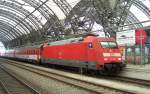 Auf dem oberen Hochbahnsteig fhrt gerade ein der EC nach Hamburg-Altona. Als Lok dient 101 050-3. Dresden Hbf den 02.08.2006