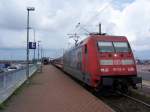 BR 101 122-0 steht mit dem IC 430 in Norddeich Mole bereit am 23.06.07.