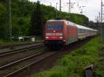 Einer der letzten Fernverkehrszge auf der Linie Hannover-Magdeburg-Potsdam-Berlin ist IC 2131 vom Emden Auenhafen nach Berlin Ostbahnhof, hier bei der Einfahrt in Berlin Wannsee, Mai 2009.