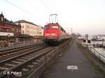 110 435-5 schiebt ihren RE Wiesbaden durch Rdesheim an dem Rhein. 13.02.08