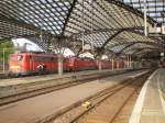 BR 110 mit einem Schadwagenzug in Kln Hbf