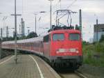 110 410 schiebt einen HVZ-Verstrker nach Dsseldorf HBF hier bei der Ausfahrt in Neuss HBF am 2.8.2012