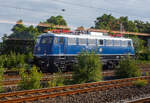 Auf unserer Fahrt mit einem IC nach Oberhausen am 24 Juni 2025 kommt uns kurz vor Oberhausen Hbf diese Bügelfalten E 10 entgegen, leider mit Spiegelungen da durch die Scheibe fotografiert. Es ist die 110 448-8 (91 80 6110 448-8 D-TRAIN) der TRI Train Rental GbR (Eckental-Eschenau), ex DB 115 448-3, ex DB 110 448-8, ex DB E 10 448-8.

Die E 10 (Bügelfalte ohne Verschleißpufferbohlen) wurde 1967 von der Krauss-Maffei AG in München-Allach unter der Fabriknummer 19223 gebaut, die Elektrik ist von den SSW - Siemens-Schuckert-Werke in Berlin. Sie wurde als E 10 448 an die Deutsche Bundesbahn geliefert. Mit der Einführung des EDV-Nummernsystems wurde sie zum 01.01.1968 zur DB 110 448-8, zum 17.12.2005 ging sie an die DB AutoZug GmbH und wurde so nun zur DB 1115 448-3 als solche kam sie 2015 zur DB Fernverkehr AG, am 17.01.2019 entgleiste die Lok beim Rangieren mit allen Achsen in Engelsdorf. So wurde sie 2020 ausgemustert und an die TRI - Train Rental International GmbH verkauft. Bis Ende 2024 wurde die Lok durch die Baltic Port Services GmbH in Mukran betriebsfähig aufgearbeitet und am 10.Dezember 2024 durch die TRI GmbH wieder in Betrieb genommen. Anlässlich der Untersuchung erhielt die Lok im Dezember 2024 eine Neulackierung in der Farbgebung in saphirblau mit silbernem Dach.

Bemerkungen/Besonderheiten: Konventionelle-Wendezug-Steuerung (36-poliges Kabel), Linienzugbeeinflussung (LZB); CIR-ELKE (Abk. Computer Integrated Railroading – Erhöhung der Leistungsfähigkeit im Kernnetz)
