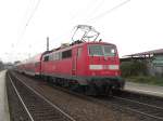111 017-0 verlt am Zugende den Bahnhof von Bernau in Richtung
Mnchen. Aufgenommen am 8. November 2008.