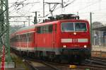 Die BR 111 094-9 als Regionalexpress nach Frankfurt Hauptbahnhof. Aufgenommen am 26.10.2009 am Bahnhof Frankfurt Stadion am Bahnsteig 1.