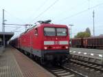 114 038 - 3 mit dem RE 18115 Magdeburg - Eisenhüttenstadt am 30.10.2011 beim Zwischenhalt in Burg .