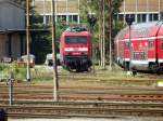 Da steht sie nun in Berlin - Lichtenberg und wartet auf ihr weiteres Schicksal , die am 26.07.2011
in Berlin - Ostbahnhof in Brand geratene 114 009 - 4 . (03.09.2011)