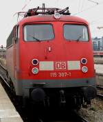 Die Br 115 307 rangiert aus dem Mncher Bahnhof raus.