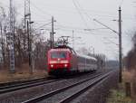 120 131-6 fhrt mit dem EC340 von Krakow Glowny nach Berlin Hbf durch den ehemaligen Haltepunkt Ragow. Dieser Ort liegt zwischen Lbbenau und Lbben. 28.02.2009