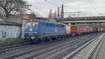 BR 140 853-3 von EGP mit Containern durch HH-Harburg -> Maschen/Buchholz. 20.Dezember 2024