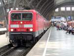 143 926-4 steht hier mit einer RB bereit. Seine Reise wird an diesem Tag nach Magdeburg gehen. Leipzig Hbf den 04.04.2009
