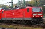 Die BR 143 873-8 als Regionalbahn nach Frankfurt Hauptbahnhof. Aufgenommen am 26.09.2009 am Bahnhof Frankfurt Stadion am Bahnsteig 1