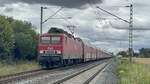 143 851-4 der MEG mit Autowagen in Richtung Lehrte durch Vhrum am 17.07.2024