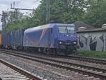 145 087-3 von (SRI) Rail Invest mit Containerzug durch Hamburg Harburg am 20.05.2023