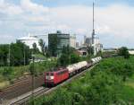 151 134 (orientrot mit Latz) mit einem gemischten Gterzug am 10.06.2008 in Regensburg. Im Hintergrund ist die ehemalige Zuckerfabrik zu sehen.