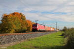 152 005-5 zieht mit einem Containerzug bei Thüngersheim in Richtung Norden. 21.10.24