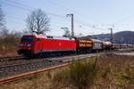 Die 152 005-5 (91 80 6152 005-5 D-DB) der DB Cargo AG fährt am 12 April 2025 mit einem gemischten Güterzug durch Rudersdorf (Kr. Siegen) in Richtung Kreuztal. 

Die Lok wurde 1998 bei Krauss Maffei (heute Siemens) unter der Fabriknummer 20132 gebaut. Von August 2007 bis Januar 2017 fuhr sie mit der Ganzreklame für Landmaschinenhersteller „CLAAS“.
