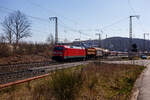 Die 152 005-5 (91 80 6152 005-5 D-DB) der DB Cargo AG fährt am 12 April 2025 mit einem gemischten Güterzug durch Rudersdorf (Kr. Siegen) in Richtung Kreuztal. 

Die Lok wurde 1998 bei Krauss Maffei (heute Siemens) unter der Fabriknummer 20132 gebaut. Von August 2007 bis Januar 2017 fuhr sie mit der Ganzreklame für Landmaschinenhersteller „CLAAS“.
