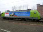 Die 152 005 - 5 mit Mhdrescherwerbung hat mit einem Gterzug in Burg bei Magdeburg am 17.11.2007 eine Pause eingelegt.