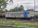 BR 155 138-1 von Train4Train (ex. Railpool) steht Kalt in Karlsruhe-Mühlburg.  23.August 2025