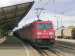 185 219 zog einen Schwarzen Taurus und einen Gterzug am 10.10.2012 durch Neuwied.