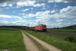 185 285-4 zieht ein gemischten Güterzug in Richtung Süden bei Treuchtlingen. 28.05.24