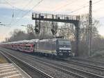 BR 185 565-9 mit Vollen Autozug durch Dedensen-Gmmer Richtung Westen. 1.Februar 2025