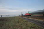 185 061-9 zieht ein lückenhaft beladenen KLV Zug bei Oberdachstetten in Richtung Ansbach. 08.12.24