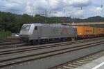 TX Log 185 539 steht am 18  Mai 2018 mit ein Containerzug in Kufstein.